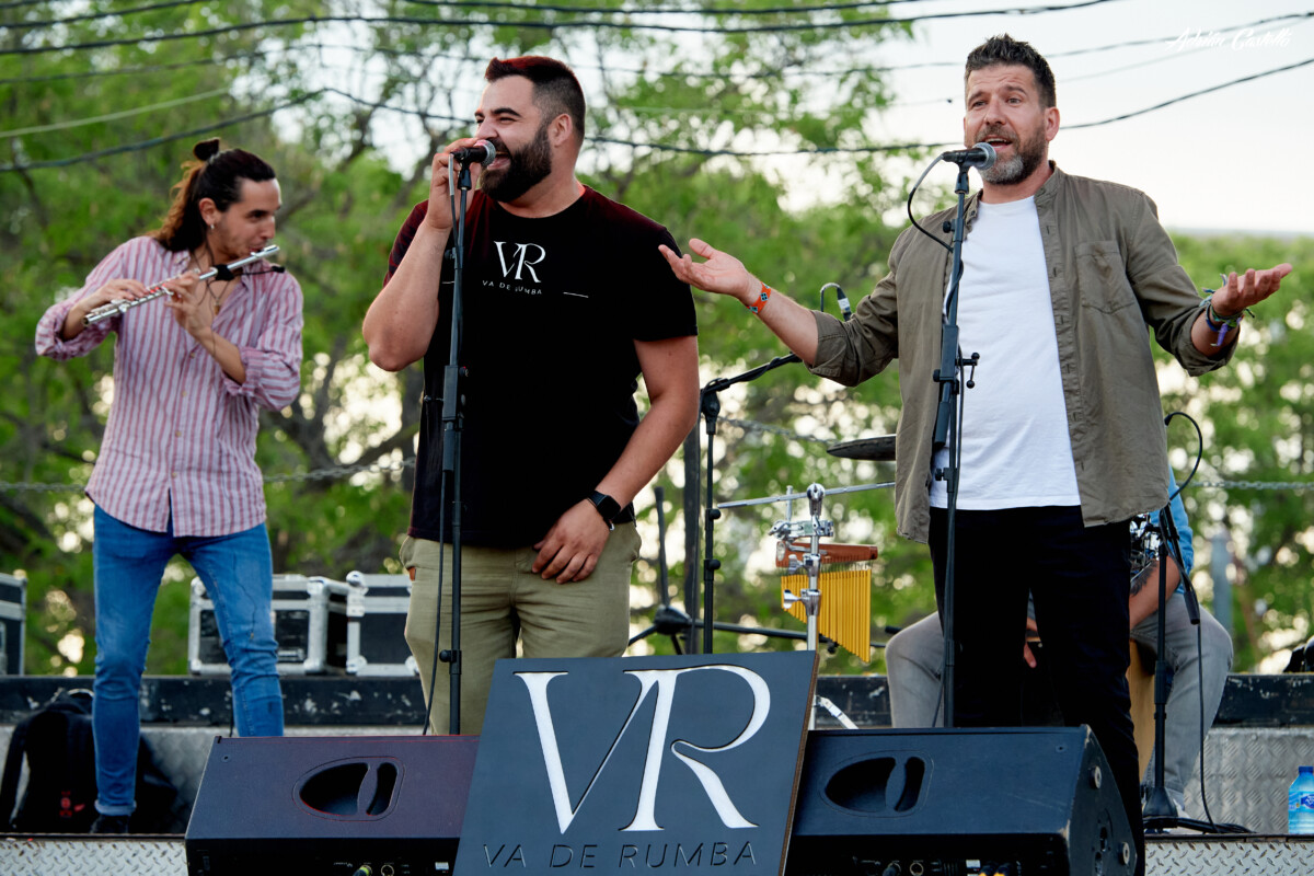 El grupo Va de Rumba hace bailar a la Feria de Abril de Valencia